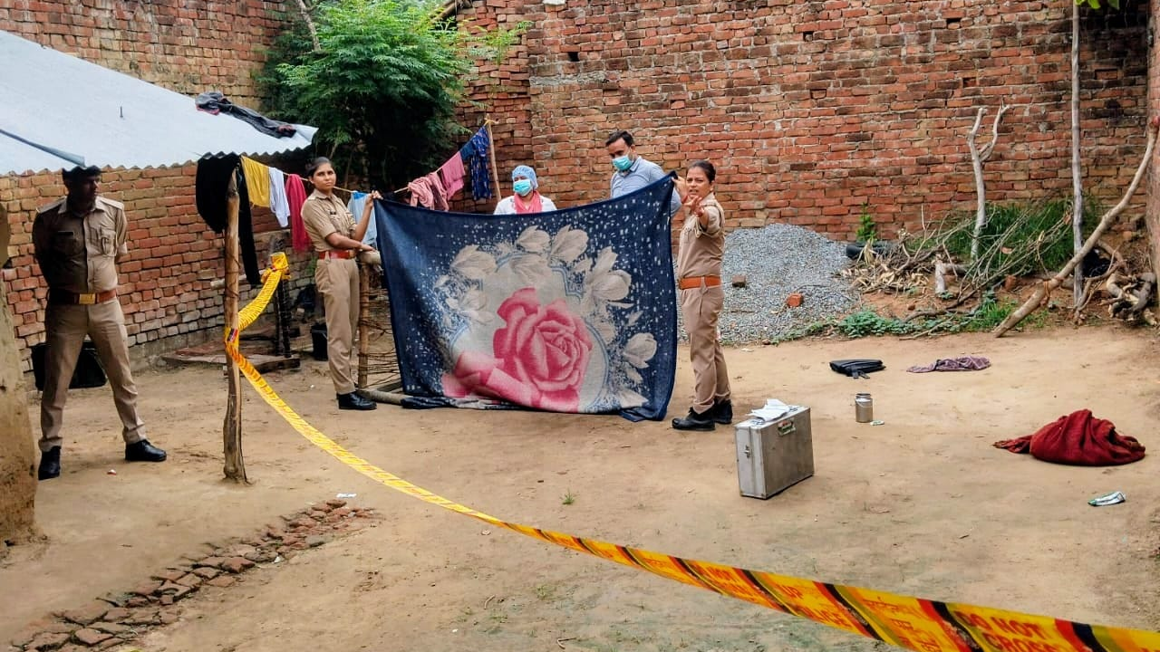 रायबरेली में घरेलू विवाद बना जानलेवा, पत्नी की पिटाई से मौत; आरोपी पति हिरासत में, पांच बच्चे हुए बेसहारा रायबरेली में घरेलू विवाद बना जानलेवा, पत्नी की पिटाई से मौत; आरोपी पति हिरासत में, पांच बच्चे हुए बेसहारा