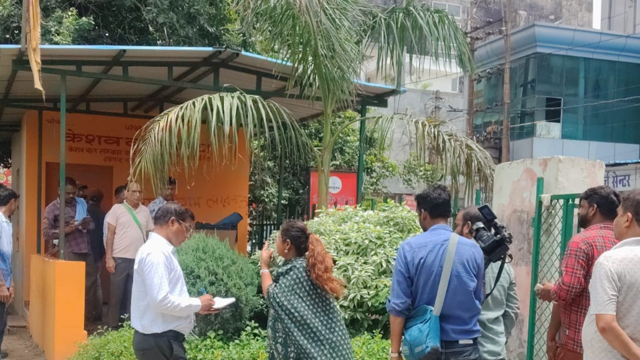 लखनऊ में BJP के पूर्व पार्षद पर कार्रवाई: पार्क से हटाया गया अवैध कब्जा, नगर निगम का बड़ा एक्शन