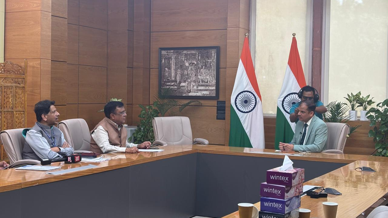 IndiaUK Trade Deal: भारतयूके समझौते से लेदरफुटवियर उद्योग को बड़ी राहत, ‘ब्रांड इंडिया’ को मिलेगी नई पहचान IndiaUK Trade Deal: भारतयूके समझौते से लेदरफुटवियर उद्योग को बड़ी राहत, ‘ब्रांड इंडिया’ को मिलेगी नई पहचान