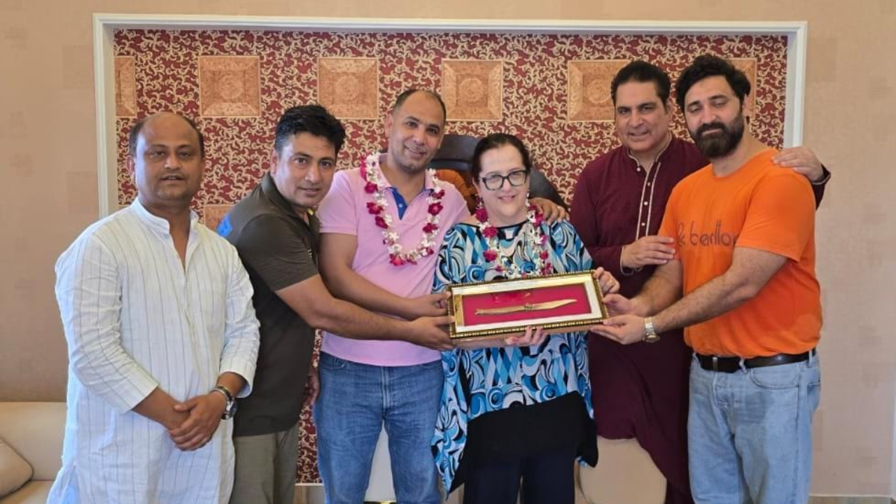 रामपुर की कला और विरासत की कायल हुईं ग्रीस की राजदूत, आम महोत्सव से लेकर रामपुरी चाकू तक ने जीता दिल रामपुर की कला और विरासत की कायल हुईं ग्रीस की राजदूत, आम महोत्सव से लेकर रामपुरी चाकू तक ने जीता दिल