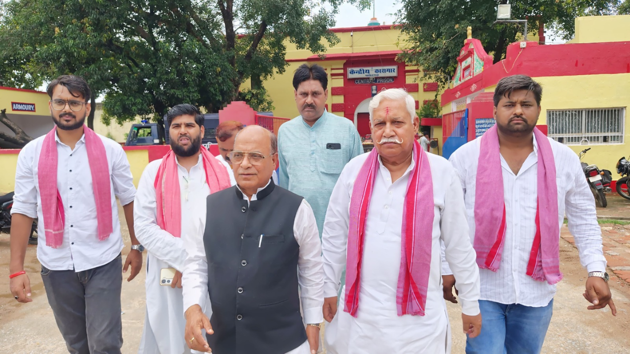 फतेहगढ़ जेल में सपा विधायक रमाकांत यादव से मिले रामआसरे विश्वकर्मा, बोले ‘सरकार राजनीतिक प्रताड़ना कर रही है’ फतेहगढ़ जेल में सपा विधायक रमाकांत यादव से मिले रामआसरे विश्वकर्मा, बोले ‘सरकार राजनीतिक प्रताड़ना कर रही है’