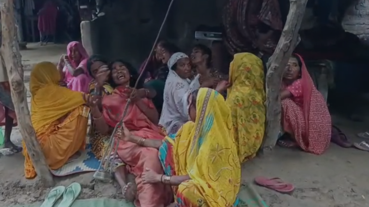 Amethi Murder Case: पैतृक जमीन के विवाद में छोटे भाई की हत्या, बड़े भाई और भतीजे पर धारदार हथियार से हमला करने का आरोप Amethi Murder Case: पैतृक जमीन के विवाद में छोटे भाई की हत्या, बड़े भाई और भतीजे पर धारदार हथियार से हमला करने का आरोप