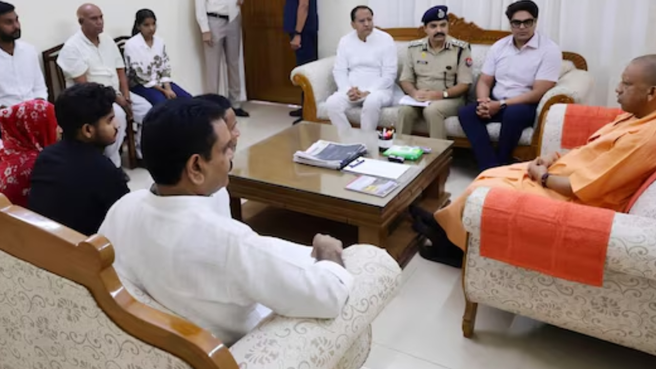 Lalita Gautam Case: पीड़ित परिवार से मिले CM योगी, 5 लाख सहायता और आवास देने का ऐलान; दोषियों पर सख्त कार्रवाई के निर्देश Lalita Gautam Case: पीड़ित परिवार से मिले CM योगी, 5 लाख सहायता और आवास देने का ऐलान; दोषियों पर सख्त कार्रवाई के निर्देश