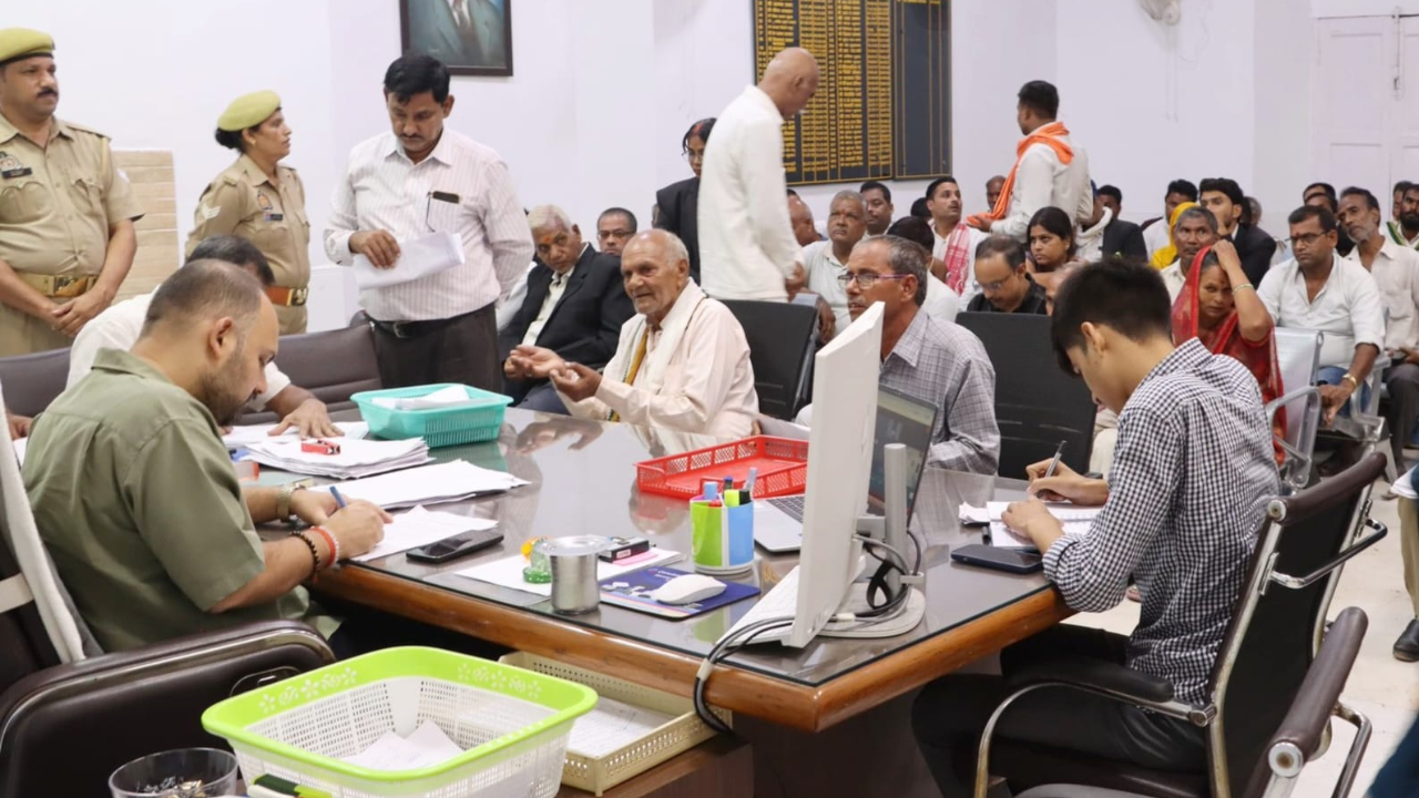 प्रतापगढ़ में बदली जनसुनवाई की तस्वीर: डीएम अभिषेक पांडेय ने हटवाया ‘वीआईपी चबूतरा’, अब जनता के साथ बराबरी पर बैठकर सुन रहे फरियाद प्रतापगढ़ में बदली जनसुनवाई की तस्वीर: डीएम अभिषेक पांडेय ने हटवाया ‘वीआईपी चबूतरा’, अब जनता के साथ बराबरी पर बैठकर सुन रहे फरियाद