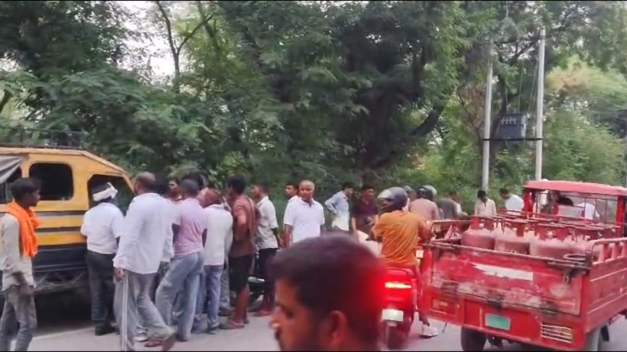 Rae Bareli News: धान रोपाई कर लौट रही महिला मजदूरों से भरा टेंपो पलटा, आधा दर्जन से अधिक घायल Rae Bareli News: धान रोपाई कर लौट रही महिला मजदूरों से भरा टेंपो पलटा, आधा दर्जन से अधिक घायल
