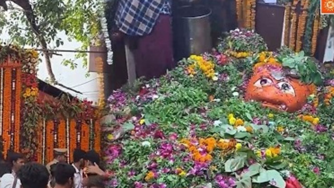 प्रयागराज के बड़े हनुमान मंदिर में अनोखा भंडारा, प्रसाद के रूप में बांटे गए बेल, शमी और तुलसी के पौधे प्रयागराज के बड़े हनुमान मंदिर में अनोखा भंडारा, प्रसाद के रूप में बांटे गए बेल, शमी और तुलसी के पौधे