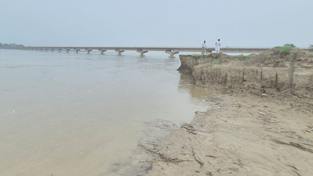 Barabanki News : सरयू नदी का बढ़ता जलस्तर बना चिंता का कारण, खतरे के निशान के करीब पहुंचा पानी Barabanki News : सरयू नदी का बढ़ता जलस्तर बना चिंता का कारण, खतरे के निशान के करीब पहुंचा पानी