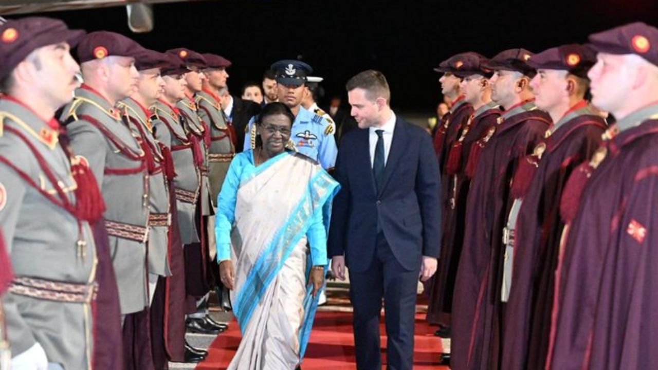 दो दिवसीय दौरे पर North Macedonia पहुंचीं राष्ट्रपति द्रौपदी मुर्मू, भारतयूरोप संबंधों को मिलेगा नया आयाम दो दिवसीय दौरे पर North Macedonia पहुंचीं राष्ट्रपति द्रौपदी मुर्मू, भारतयूरोप संबंधों को मिलेगा नया आयाम