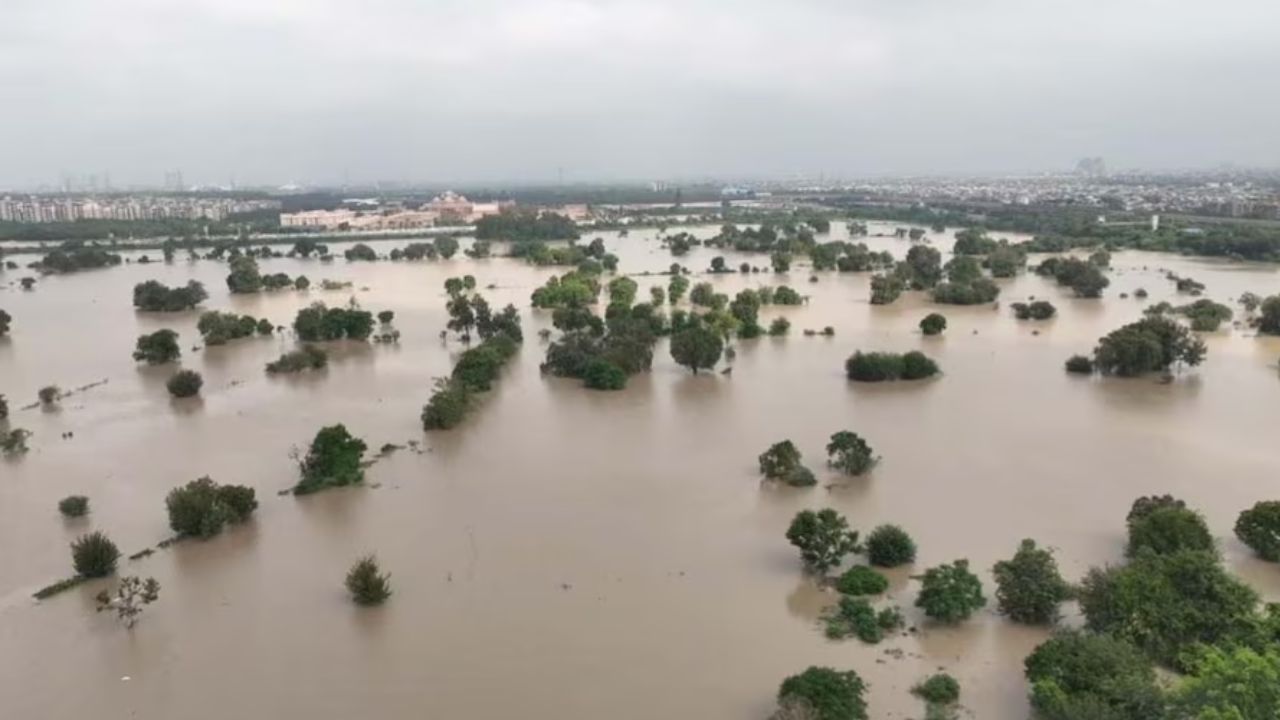 पश्चिमी यूपी में झमाझम बारिश से पूर्वांचल में नदियों का बढ़ा जलस्तर, जलभराव और बाढ़ की आशंका पश्चिमी यूपी में झमाझम बारिश से पूर्वांचल में नदियों का बढ़ा जलस्तर, जलभराव और बाढ़ की आशंका