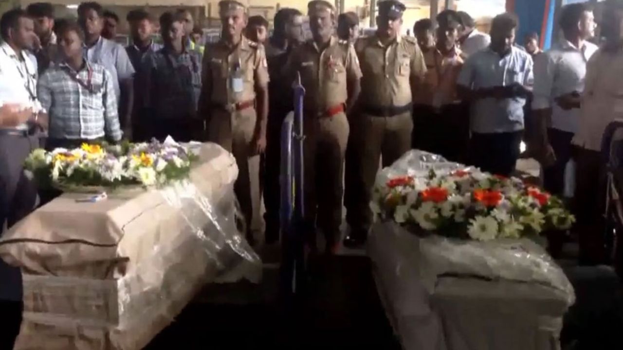 वियतनाम में जान गंवाने वाले पर्यटकों के पार्थिव शरीर लौटे भारत, फ्री एम्बुलेंस से भेजे गए पैतृक गांव वियतनाम में जान गंवाने वाले पर्यटकों के पार्थिव शरीर लौटे भारत, फ्री एम्बुलेंस से भेजे गए पैतृक गांव