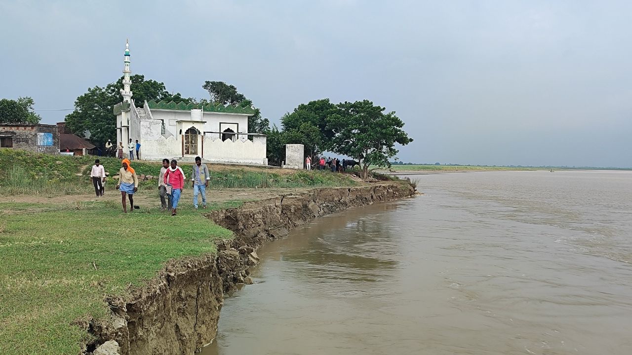 यूपी में बढ़ा गंगाघाघरा का जलस्तर, कई जिलों में कटान से हड़कंप; उफनती नदियों ने बढ़ाई ग्रामीणों की मुश्किलें यूपी में बढ़ा गंगाघाघरा का जलस्तर, कई जिलों में कटान से हड़कंप; उफनती नदियों ने बढ़ाई ग्रामीणों की मुश्किलें
