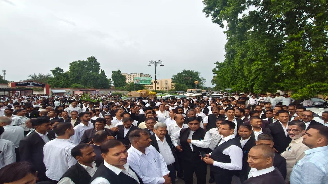 अयोध्या : चंदा चोरी मामले में एफआईआर न होने पर फिर भड़के अधिवक्ता, दूसरी बार रामपथ जाम अयोध्या : चंदा चोरी मामले में एफआईआर न होने पर फिर भड़के अधिवक्ता, दूसरी बार रामपथ जाम