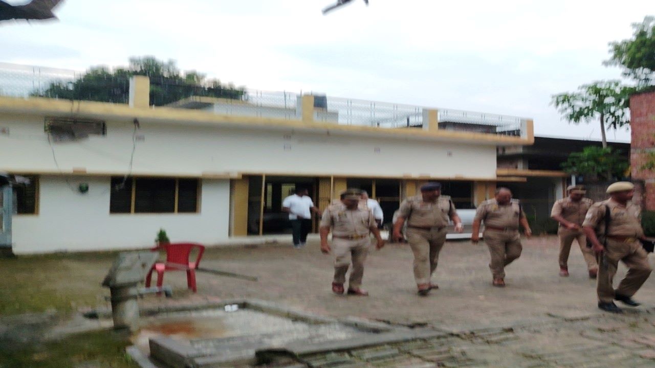 आईपीएस की मां की हत्या से पुलिस महकमे में हड़कंप, IG ने खंगाला घटनास्थल आईपीएस की मां की हत्या से पुलिस महकमे में हड़कंप, IG ने खंगाला घटनास्थल