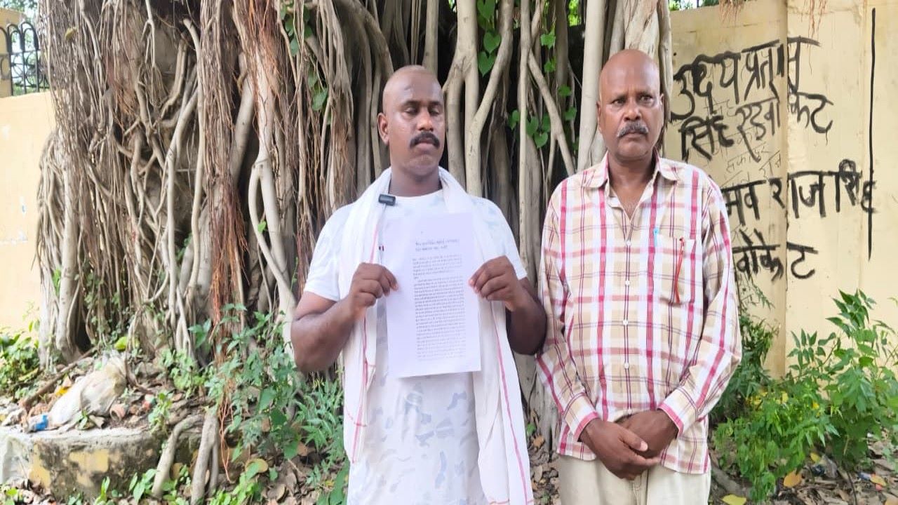 हरदोई: जच्चा-बच्चा की मौत, शव को जबरन एम्बुलेंस में ठूंसकर किया रेफर हरदोई: जच्चा-बच्चा की मौत, शव को जबरन एम्बुलेंस में ठूंसकर किया रेफर