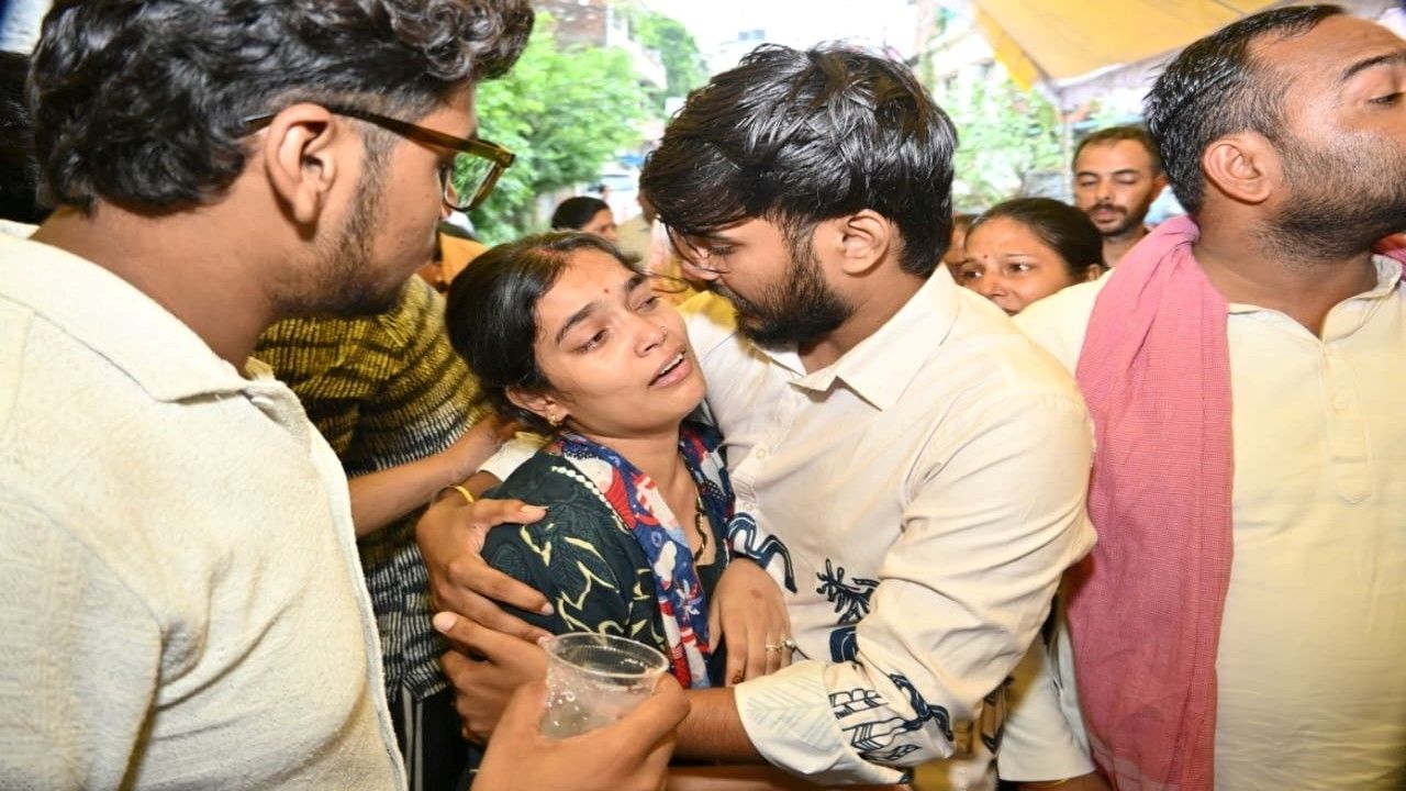 कानपुर : मर्चेंट नेवी ऑफिसर सागर का शव घर पहुंचते ही मचा कोहराम कानपुर : मर्चेंट नेवी ऑफिसर सागर का शव घर पहुंचते ही मचा कोहराम