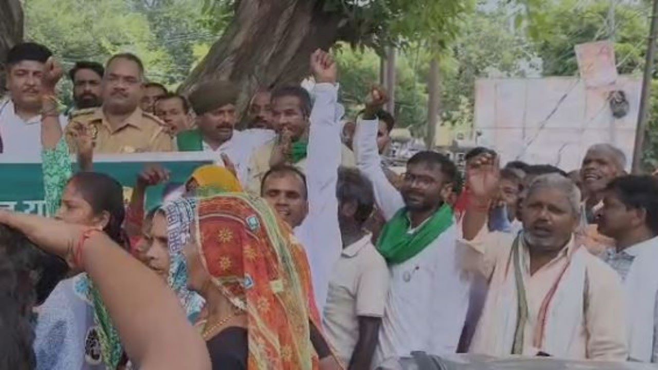 बाराबंकी : घेराव का ऐलान, फिर अचानक वृक्षारोपण, बैकफुट पर किसान नेता बाराबंकी : घेराव का ऐलान, फिर अचानक वृक्षारोपण, बैकफुट पर किसान नेता