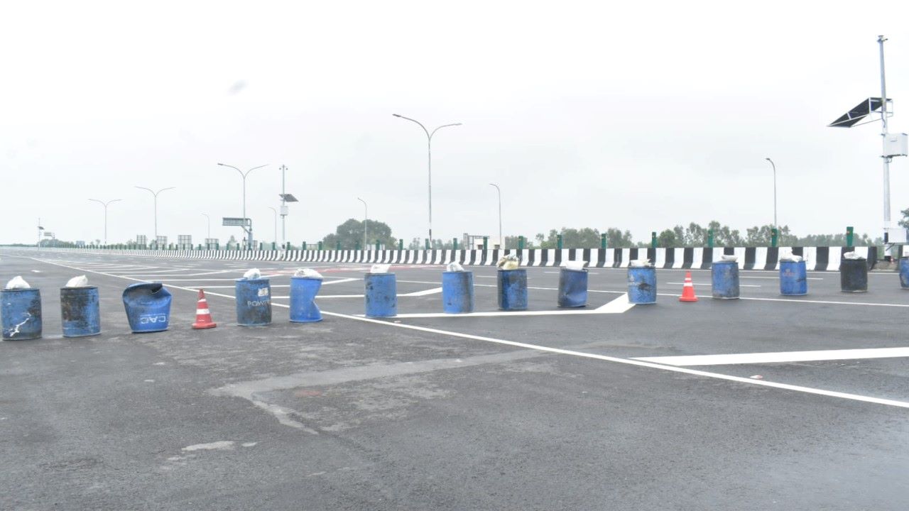 Lucknow-Kanpur Expressway: उन्नाव में लखनऊ-कानपुर एक्सप्रेस-वे पर फिर धंसी सड़क, मरम्मत कार्य जारी Lucknow-Kanpur Expressway: उन्नाव में लखनऊ-कानपुर एक्सप्रेस-वे पर फिर धंसी सड़क, मरम्मत कार्य जारी