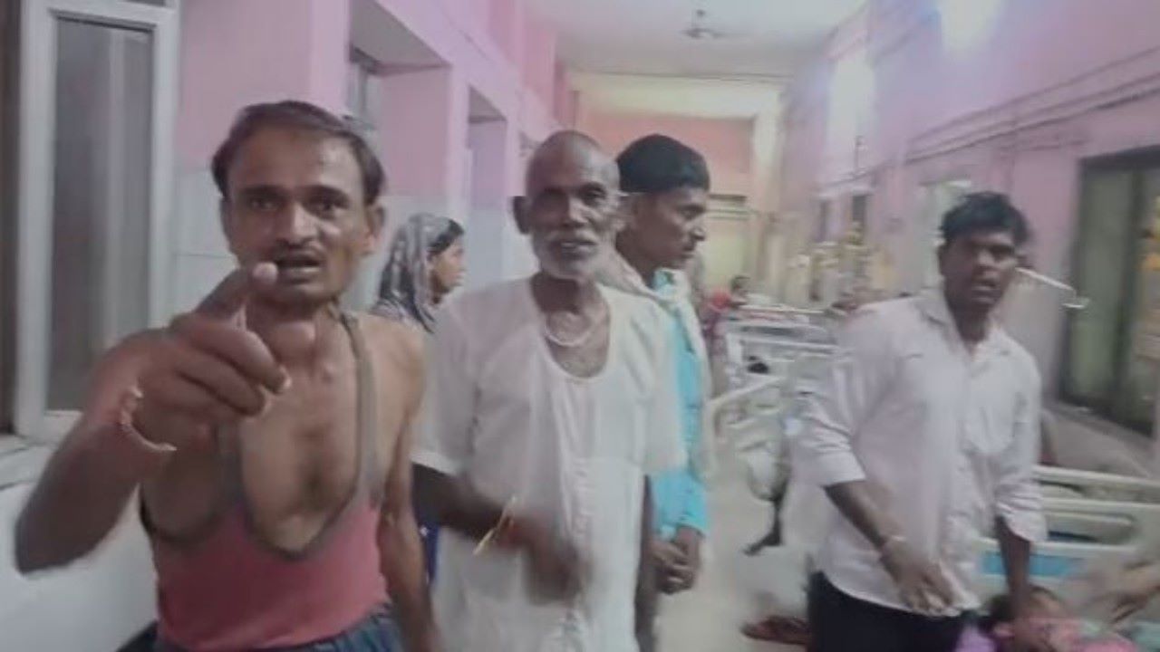सीतापुर : जिला अस्पताल में इलाज के दौरान बच्ची की मौत, परिजनों ने लापरवाही का लगाया आरोप, किया हंगामा