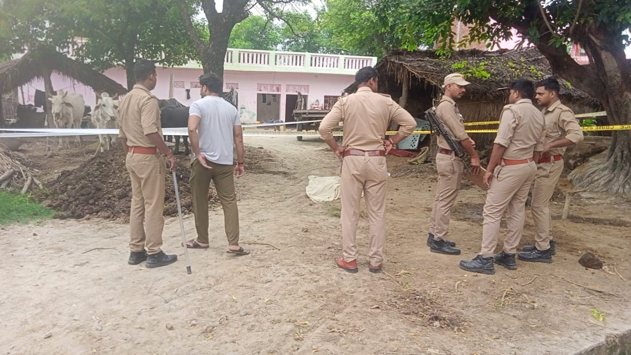 Sitapur Murder News: पड़ोसी के घर फोन करने गई किशोरी, गुस्से में भाई ने धारदार हथियार से कर दी हत्या Sitapur Murder News: पड़ोसी के घर फोन करने गई किशोरी, गुस्से में भाई ने धारदार हथियार से कर दी हत्या