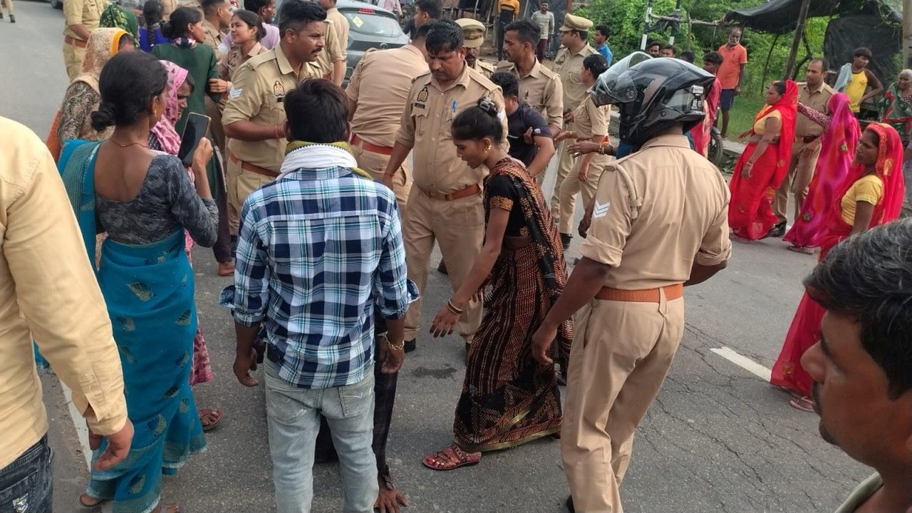 रायबरेली : आठ दिनों से लापता युवक का पेड़ से लटकता मिला शव रायबरेली : आठ दिनों से लापता युवक का पेड़ से लटकता मिला शव