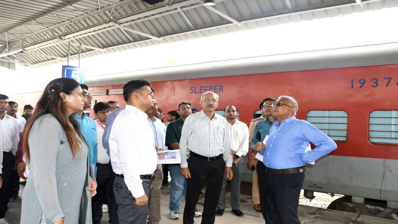 गोमतीनगर रेलवे स्टेशन : महाप्रबंधक उदय बोरवणकर ने किया निरीक्षण, कहा – यहां होनी चाहिए वर्ल्ड क्लास सुविधायें