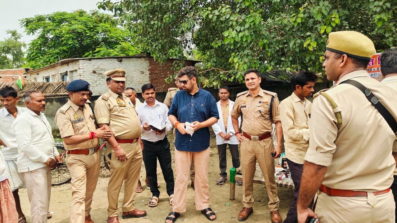 हरदोई : बाढ़ प्रभावित गांवों में पहुंचे डीएम-एसपी, ग्रामीणों को बांटी राहत सामग्री
