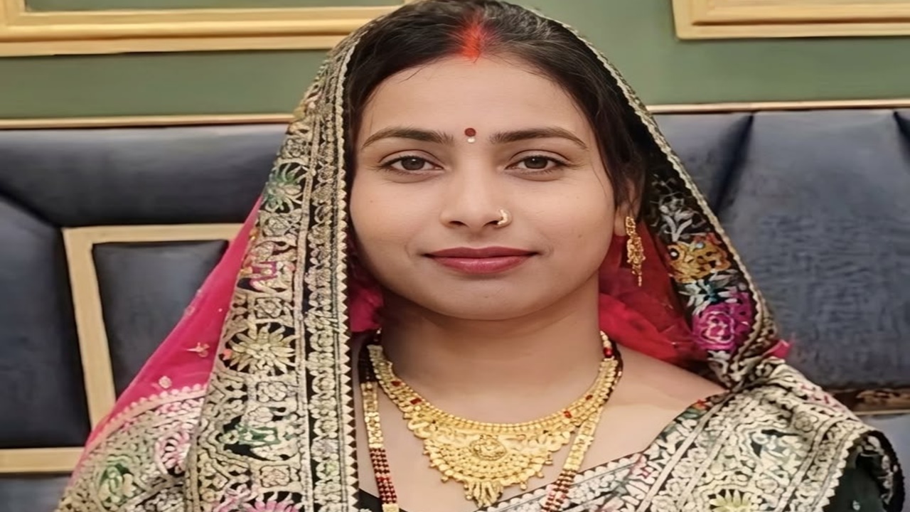 Sultanpur News: पुलिस की नौकरी के साथ पढ़ाई का जुनून, अब ग्राम पंचायत अधिकारी बनीं सुलतानपुर की बहू वर्षा सिंह