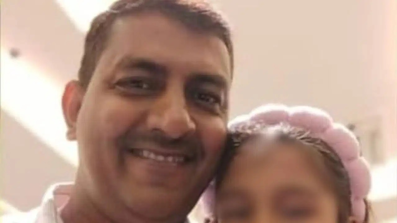 Gorakhpur News : 1.40 करोड़ की ठगी के सदमे में डॉक्टर ने दी जान, 8वीं मंजिल से लगाई छलांग; सुसाइड नोट में महिला को ठहराया जिम्मेदार Gorakhpur News : 1.40 करोड़ की ठगी के सदमे में डॉक्टर ने दी जान, 8वीं मंजिल से लगाई छलांग; सुसाइड नोट में महिला को ठहराया जिम्मेदार
