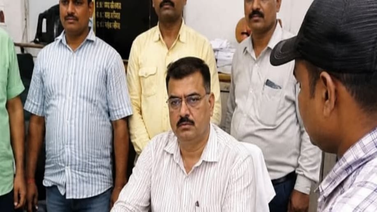 Hardoi News : 20 हजार की रिश्वत और बिछ गया जाल! हरदोई में विजिलेंस ने कानूनगो को रंगे हाथ दबोचा, तहसील में हड़कंप