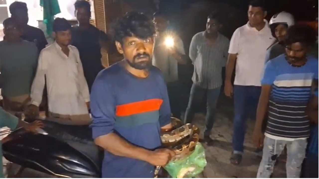 Barabanki News: हथेली में काटा अजगर, फिर भी नहीं डरा युवक; गले में लपेटकर घूमता रहा, छोड़ते वक्त 3 फीट तक उठाया फन, दहशत में आए लोग