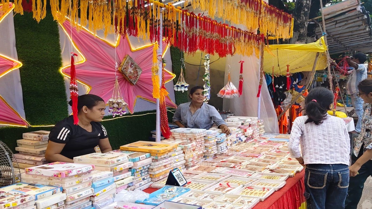 Raksha Bandhan 2026 : रक्षाबंधन पर सजा राखी बाजार, कोलकाता और अहमदाबाद की राखियां बनीं लोगों की पसंद, 10 से 600 रुपये तक के दाम