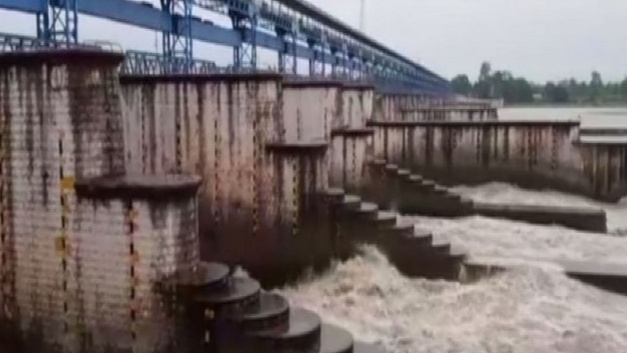 Lakhimpur News: बनबसा बैराज से छोड़ा गया 1.20 लाख क्यूसेक पानी, शारदा का जलस्तर बढ़ने से गांवों में बाढ़ का खतरा Lakhimpur News: बनबसा बैराज से छोड़ा गया 1.20 लाख क्यूसेक पानी, शारदा का जलस्तर बढ़ने से गांवों में बाढ़ का खतरा