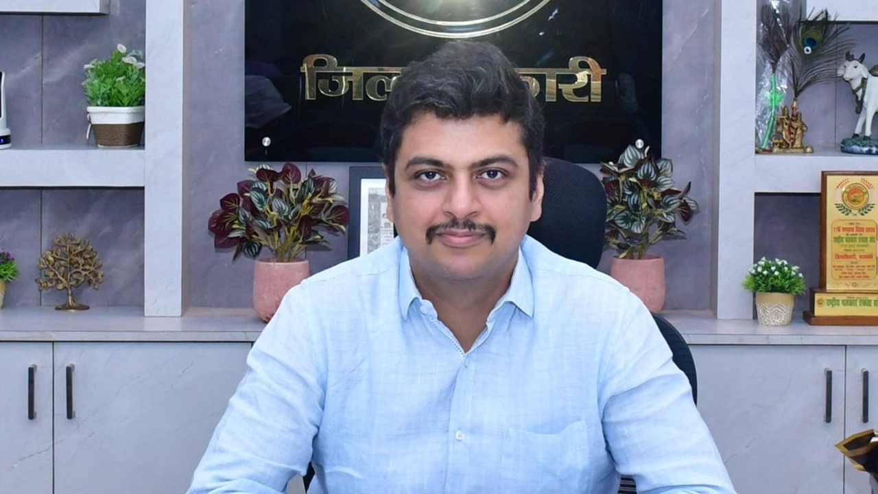 Barabanki News : IGRS में लापरवाही पर डीएम ईशान सख्त, 12 अधिकारियों का रोका वेतन Barabanki News : IGRS में लापरवाही पर डीएम ईशान सख्त, 12 अधिकारियों का रोका वेतन