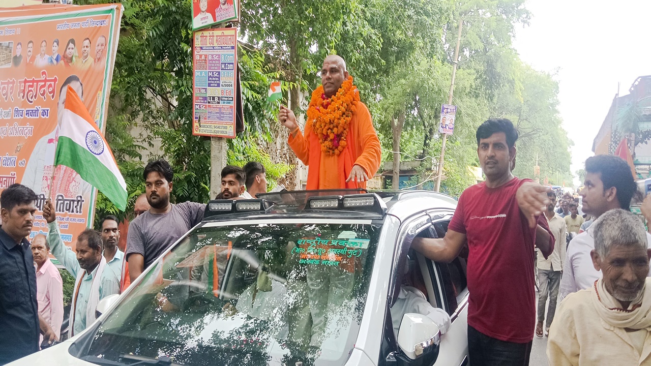 Barabanki News : CM योगी के हमशक्ल ‘योगी सेवक’ की अगुवाई में निकली तिरंगा यात्रा, ट्रैक्टर-बाइक के साथ उमड़ा हुजूम; सियासत भी गरमाई Barabanki News : CM योगी के हमशक्ल ‘योगी सेवक’ की अगुवाई में निकली तिरंगा यात्रा, ट्रैक्टर-बाइक के साथ उमड़ा हुजूम; सियासत भी गरमाई