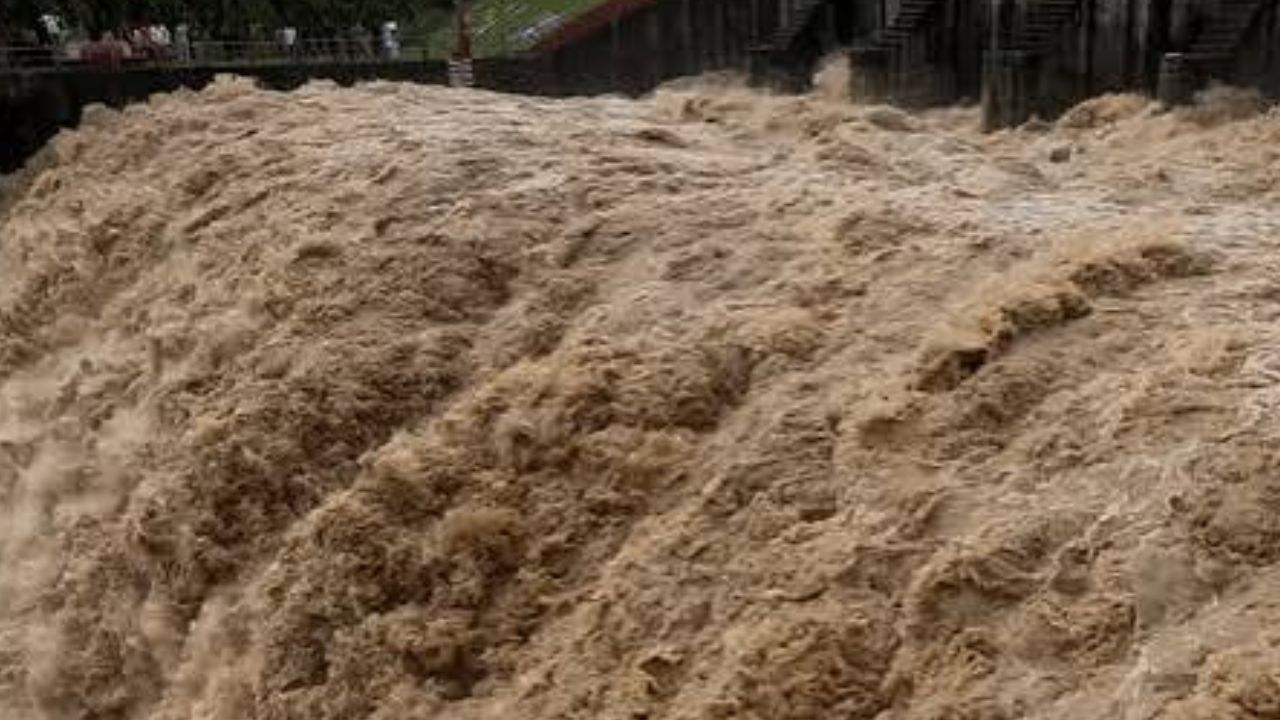 बैराजों से बढ़ा पानी का दबाव: यूपी में कंट्रोल रूम से 24 घंटे निगरानी और बाढ़ चौकियां सक्रिय बैराजों से बढ़ा पानी का दबाव: यूपी में कंट्रोल रूम से 24 घंटे निगरानी और बाढ़ चौकियां सक्रिय