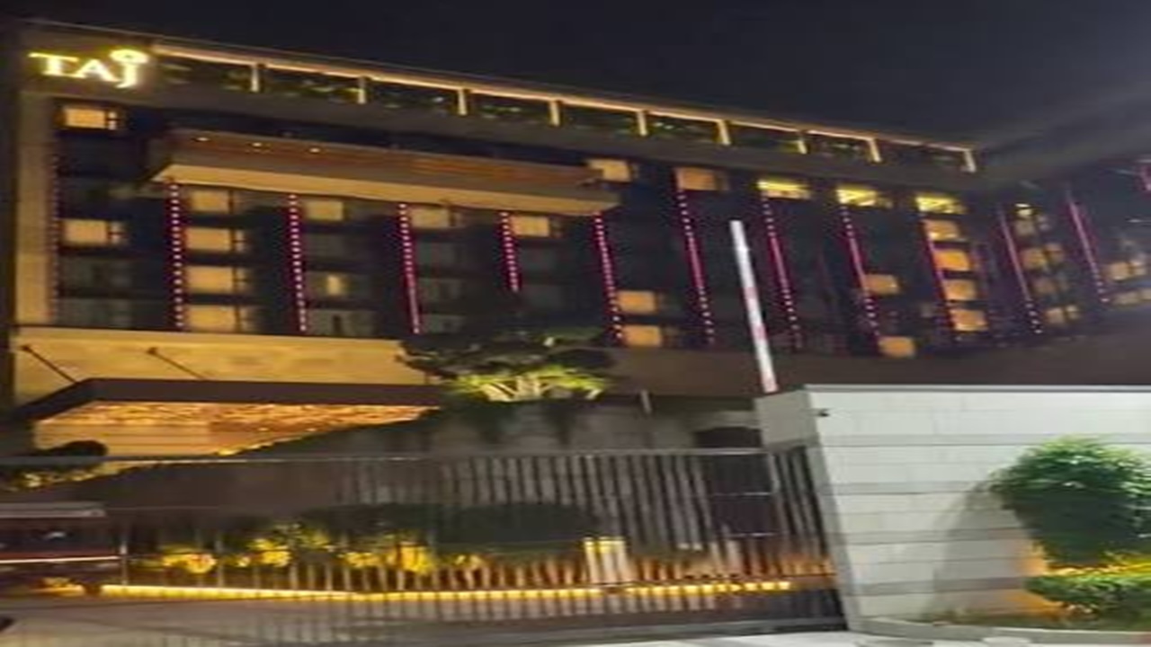 Lucknow News : लखनऊ को मिला नया लग्जरी ठिकाना! यहां खुला 181 कमरों वाला ताज पैलेस, नवाबी अंदाज के साथ मिलेंगी ये खास सुविधाएं Lucknow News : लखनऊ को मिला नया लग्जरी ठिकाना! यहां खुला 181 कमरों वाला ताज पैलेस, नवाबी अंदाज के साथ मिलेंगी ये खास सुविधाएं