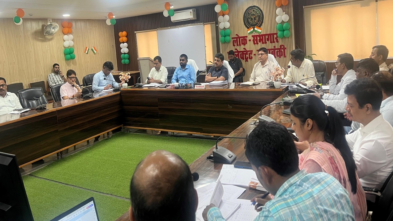 बाराबंकी में डीएम का सख्त एक्शन प्लान! बड़े बकायेदारों पर चलेगा वसूली अभियान, झोलाछाप डॉक्टरों पर भी कसेगा शिकंजा बाराबंकी में डीएम का सख्त एक्शन प्लान! बड़े बकायेदारों पर चलेगा वसूली अभियान, झोलाछाप डॉक्टरों पर भी कसेगा शिकंजा
