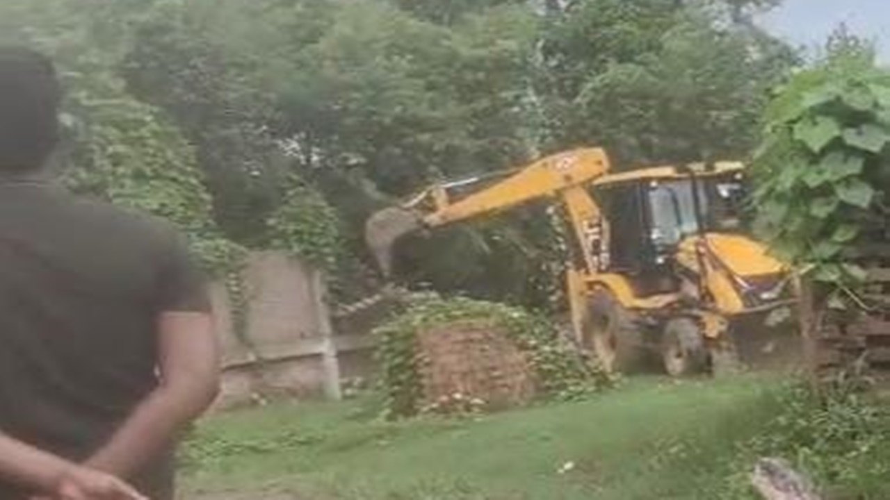 Pratapgarh News : सराय मुरार में चला प्रशासन का बुलडोजर, सरकारी जमीन पर बना अवैध निर्माण ध्वस्त