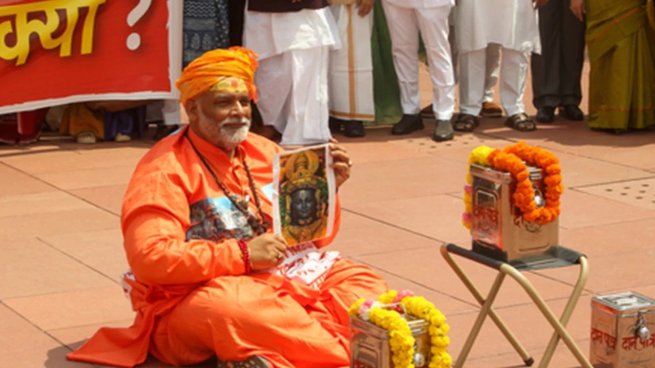 राम मंदिर ‘चंदा चोरी’ नाटक पर पप्पू यादव की बढ़ीं मुश्किलें, प्रयागराज कोर्ट ने 11 अगस्त को किया तलब राम मंदिर ‘चंदा चोरी’ नाटक पर पप्पू यादव की बढ़ीं मुश्किलें, प्रयागराज कोर्ट ने 11 अगस्त को किया तलब