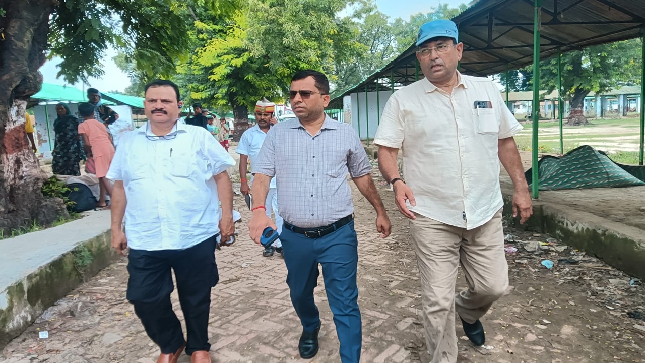 Barabanki News : देवा महोत्सव की तैयारियां तेज, एडीएम ने मेला परिसर का किया निरीक्षण Barabanki News : देवा महोत्सव की तैयारियां तेज, एडीएम ने मेला परिसर का किया निरीक्षण