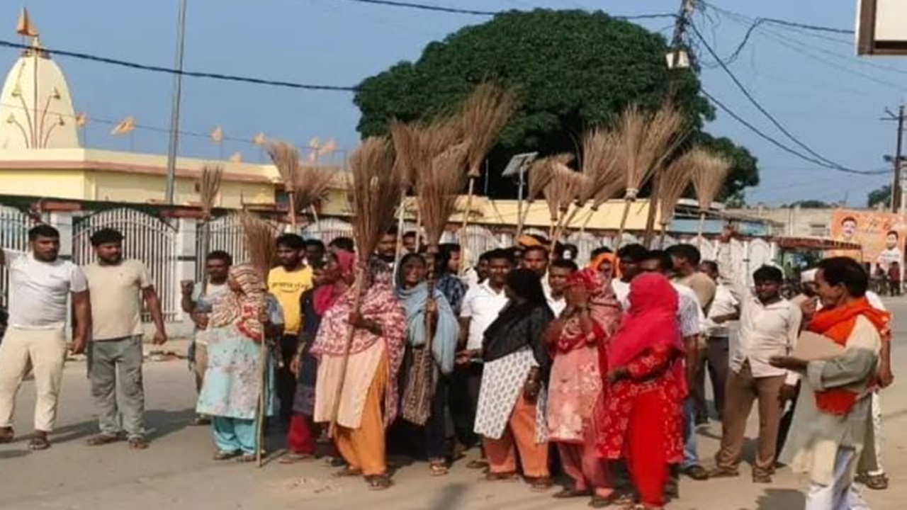Barabanki News : नगर पंचायत कर्मियों का दूसरे दिन भी धरना जारी, ईओ और नगर अध्यक्ष आमने-सामने Barabanki News : नगर पंचायत कर्मियों का दूसरे दिन भी धरना जारी, ईओ और नगर अध्यक्ष आमने-सामने