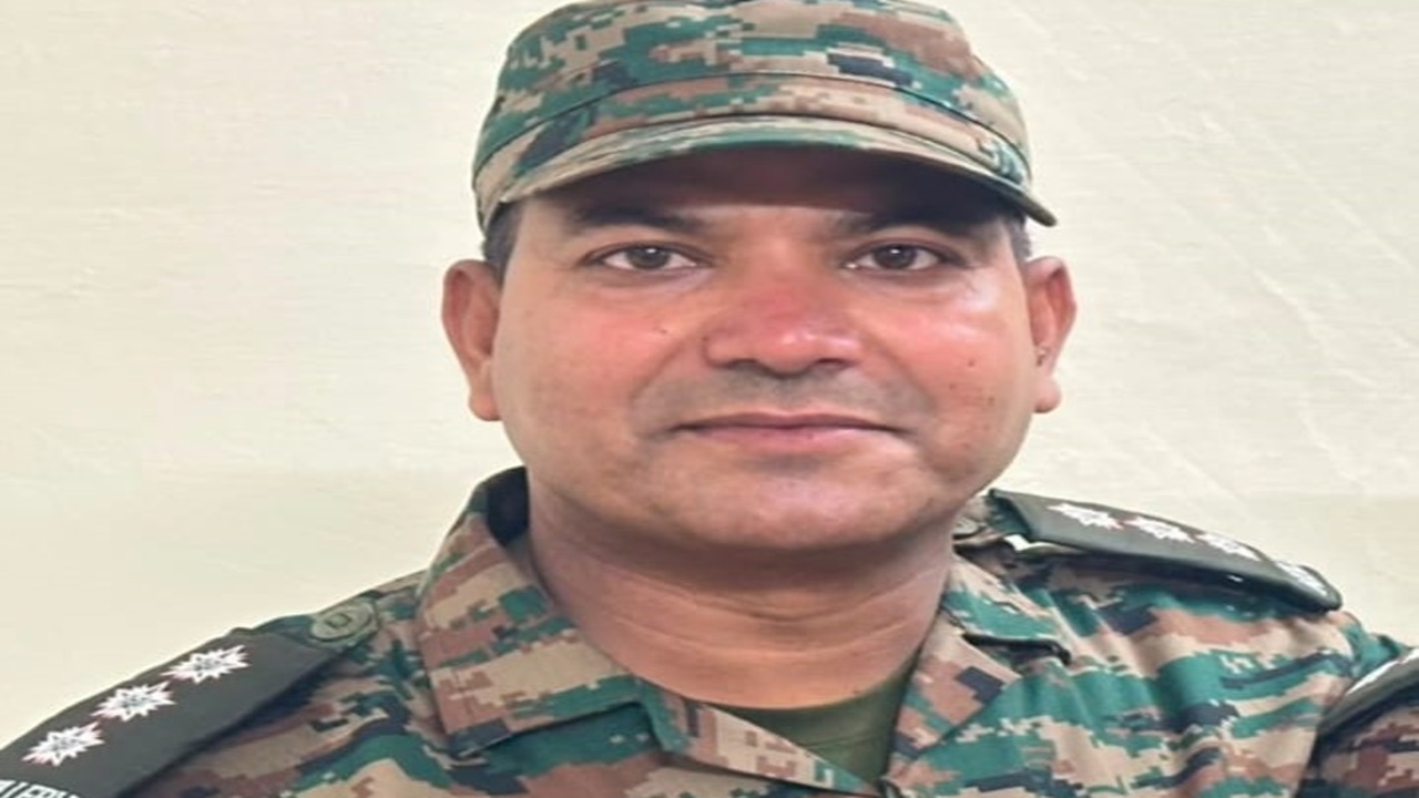 सुलतानपुर के लाल ने बढ़ाया जिले का मान, सेना में शानदार सेवा पर राजेश पांडेय बने कैप्टन; गांव में खुशी की लहर सुलतानपुर के लाल ने बढ़ाया जिले का मान, सेना में शानदार सेवा पर राजेश पांडेय बने कैप्टन; गांव में खुशी की लहर