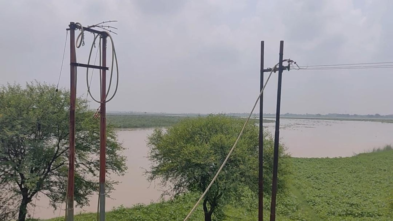 हरदोई में बाढ़ का बढ़ा खतरा! रामगंगा में गिरा बिजली पोल, 70 गांवों की बत्ती गुल; 3 हजार उपभोक्ता बेहाल