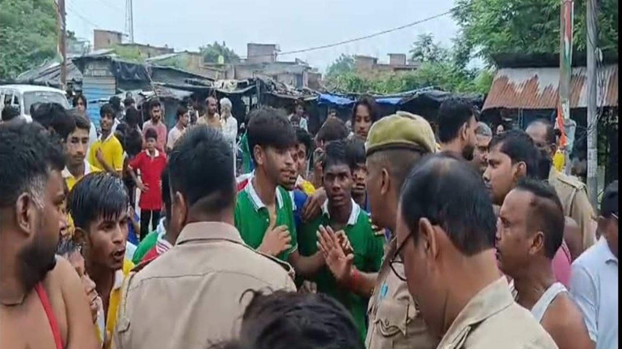 उन्नाव में छात्रों का फूटा गुस्सा : सड़क पर उतरे सैकड़ों छात्र; खाना-पानी से लेकर शिक्षकों की कमी तक पर खोला मोर्चा उन्नाव में छात्रों का फूटा गुस्सा : सड़क पर उतरे सैकड़ों छात्र; खाना-पानी से लेकर शिक्षकों की कमी तक पर खोला मोर्चा