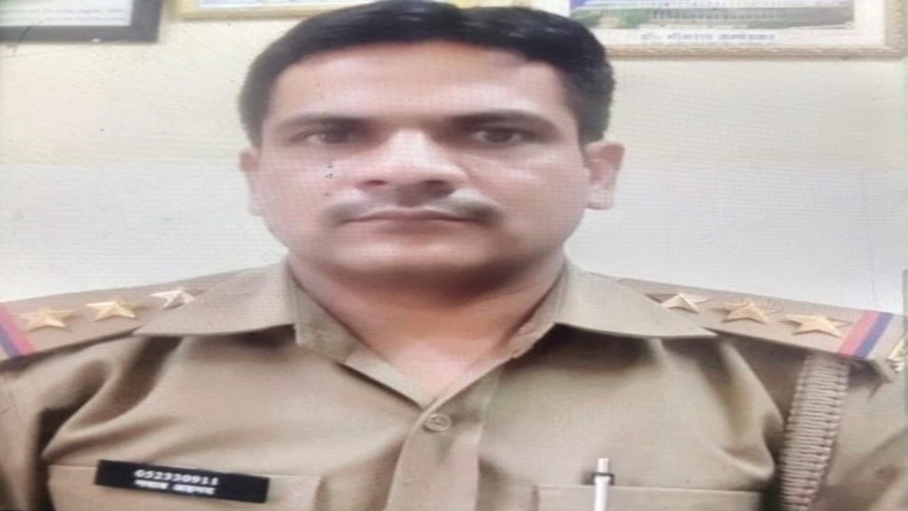 Lucknow News : माल थाने के इंस्पेक्टर नवाब अहमद का बढ़ा मान, उत्कृष्ट सेवा पदक से हुए सम्मानित