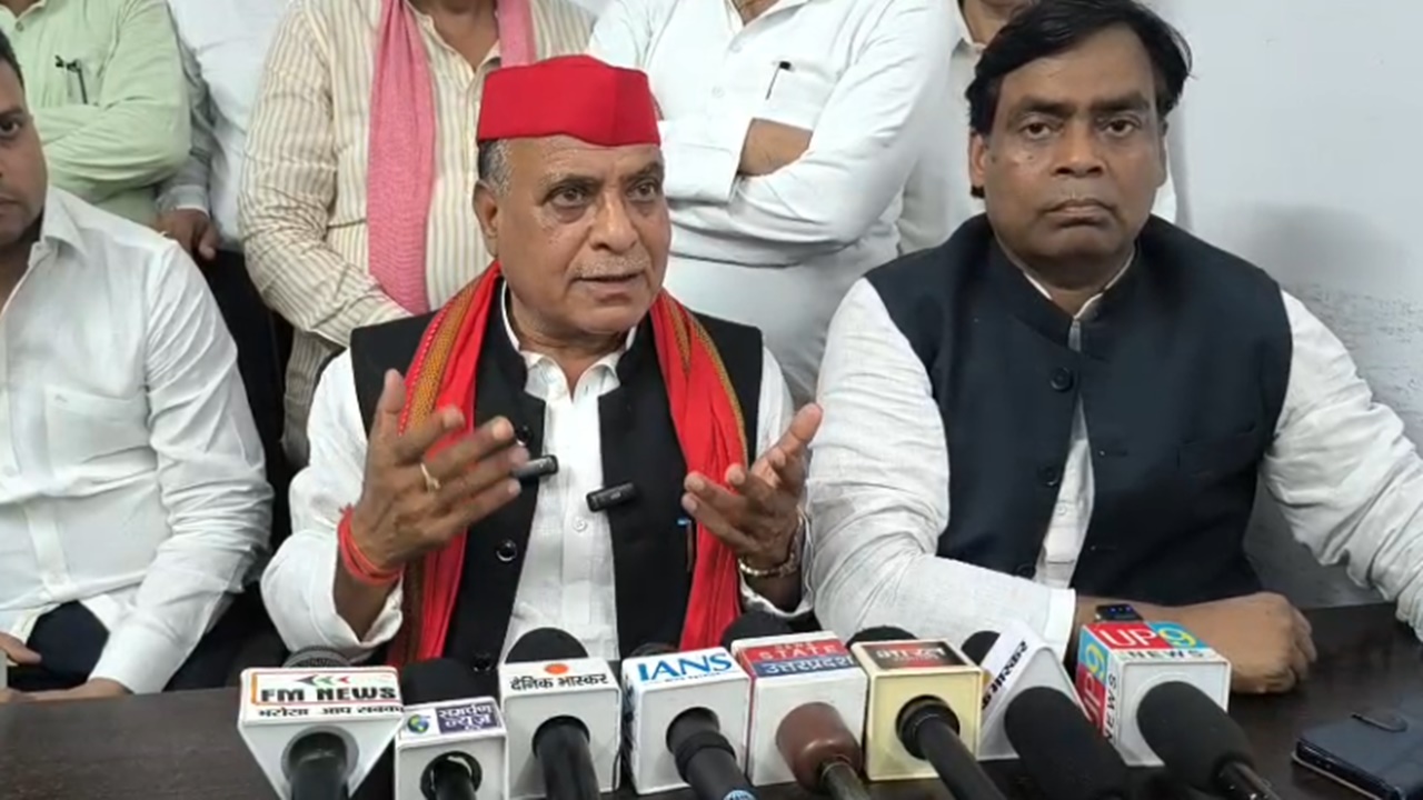Pratapgarh News : संविदाकर्मी हत्याकांड पर गरमाई सियासत, सपा नेताओं पर प्रशासन की सख्ती, पीड़ित परिवार से कराई मुलाकात Pratapgarh News : संविदाकर्मी हत्याकांड पर गरमाई सियासत, सपा नेताओं पर प्रशासन की सख्ती, पीड़ित परिवार से कराई मुलाकात