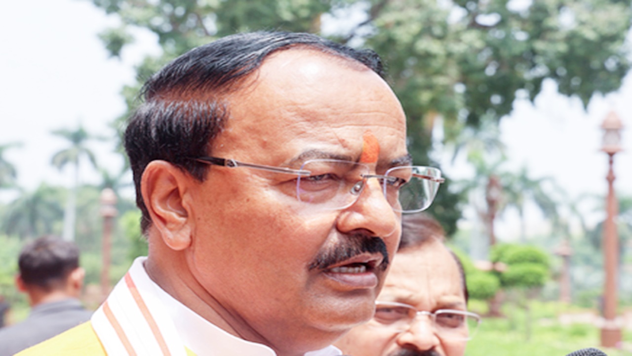 UP Politics : अखिलेश के ‘चवन्नी’ वाले तंज पर गरमाई यूपी की सियासत, केशव मौर्य बोले- जयंत से तुरंत माफी मांगें सपा प्रमुख