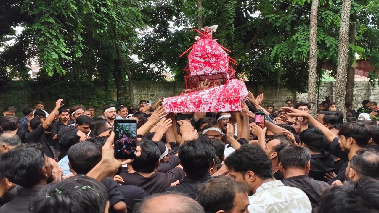 Chehlum News : या हुसैन की सदाओं के बीच फफक पड़े अकीदतमंद… सीतापुर में निकला चेहल्लुम का जुलूस Chehlum News : या हुसैन की सदाओं के बीच फफक पड़े अकीदतमंद… सीतापुर में निकला चेहल्लुम का जुलूस
