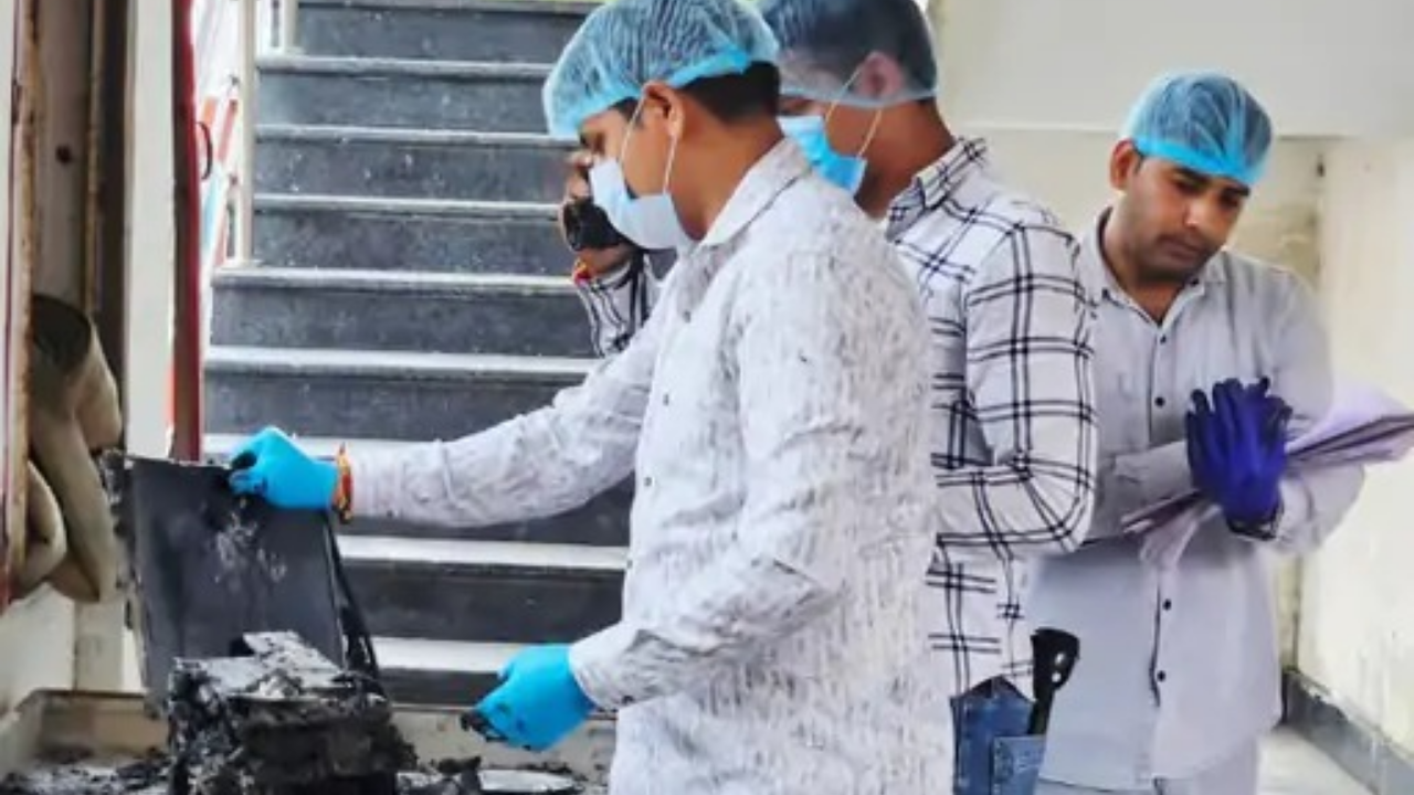 Sitapur News: महोली तहसील के भूलेख अनुभाग में लगी आग, कर्मचारियों की सतर्कता से टला बड़ा हादसा