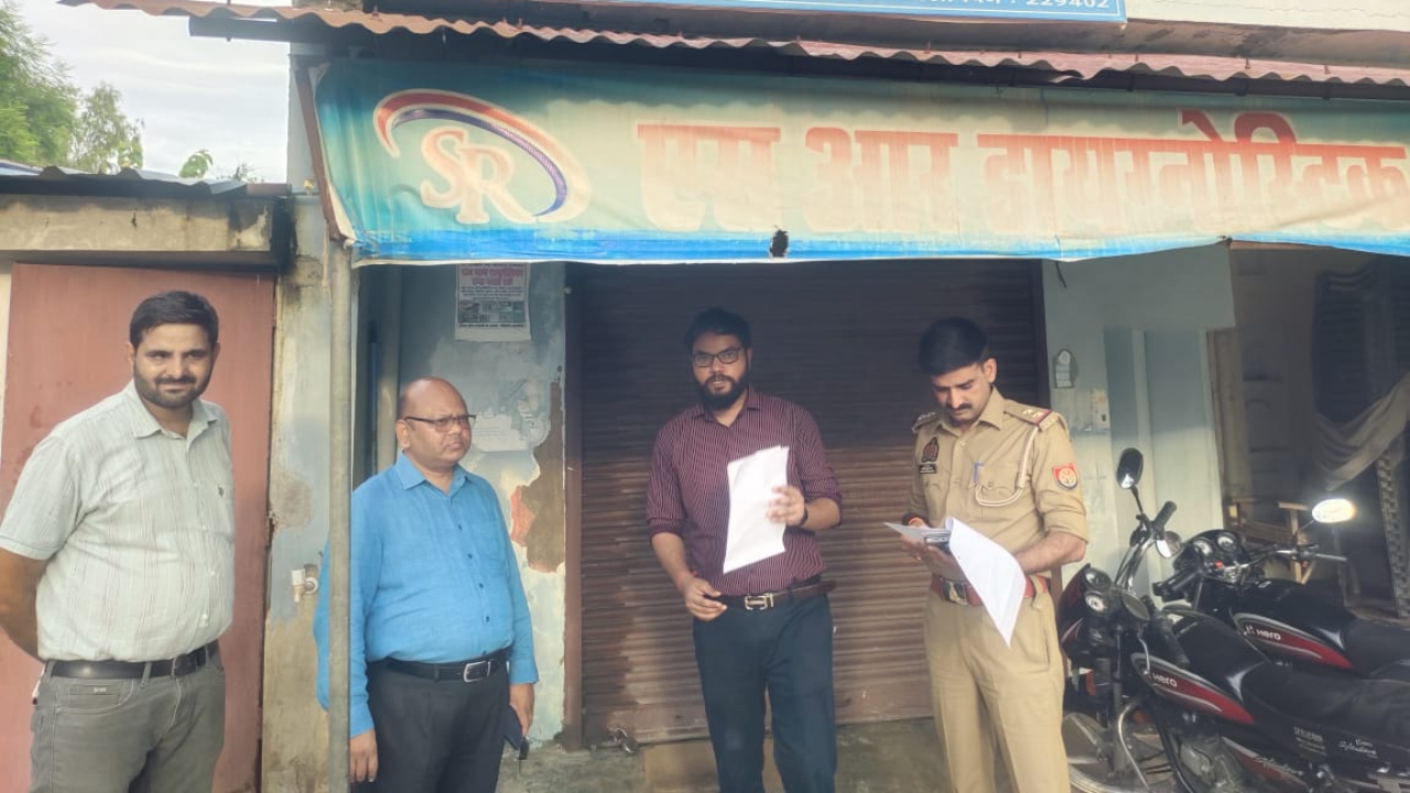 छापेमारी की भनक लगते ही शटर गिराकर भागे पैथोलॉजी संचालक, रायबरेली में पांच केंद्र जांच के घेरे में छापेमारी की भनक लगते ही शटर गिराकर भागे पैथोलॉजी संचालक, रायबरेली में पांच केंद्र जांच के घेरे में